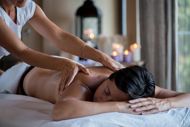 Massage dans un spa bien-être.