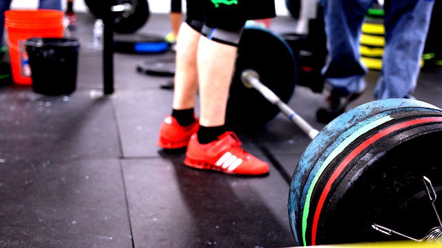Crossfit addict à la barre d'haltérophilie.
