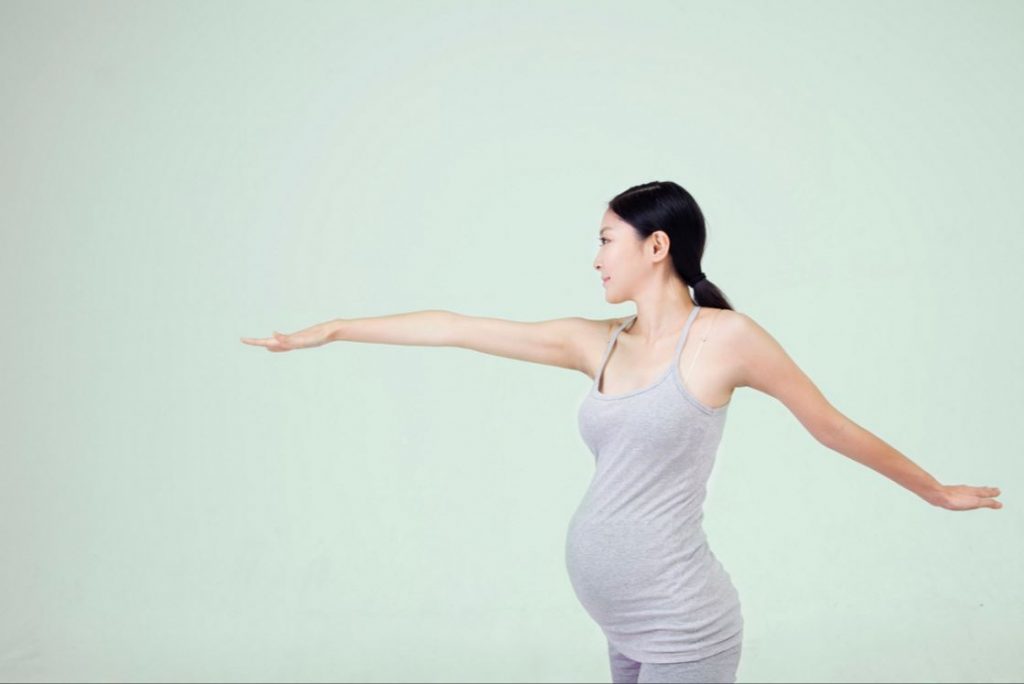 Une femme fait du sport pendant la grossesse