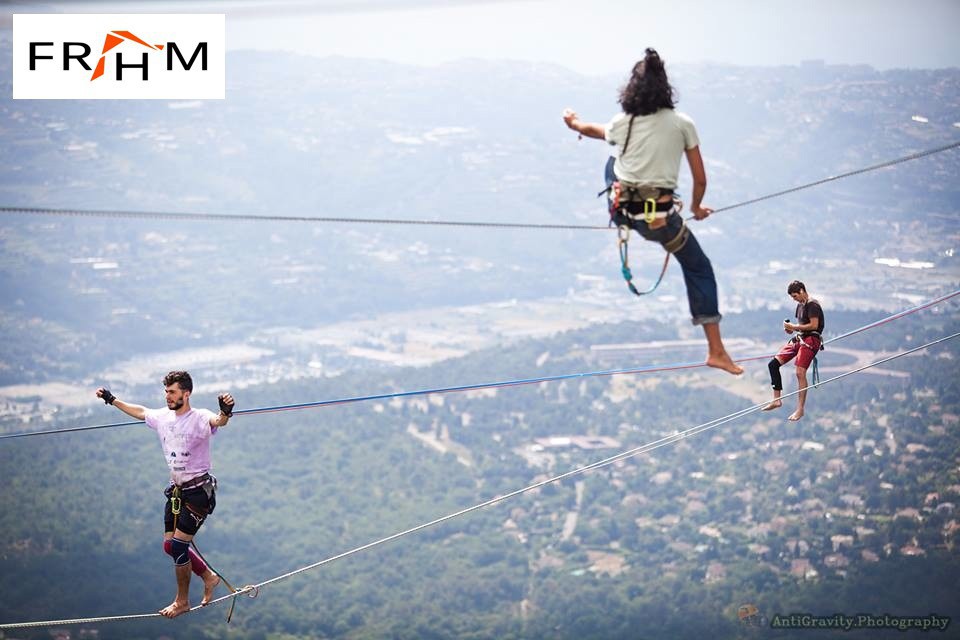 Des slackeurs sur trois slacklines à Saint-Jeannet, dans les Alpes-Maritimes.