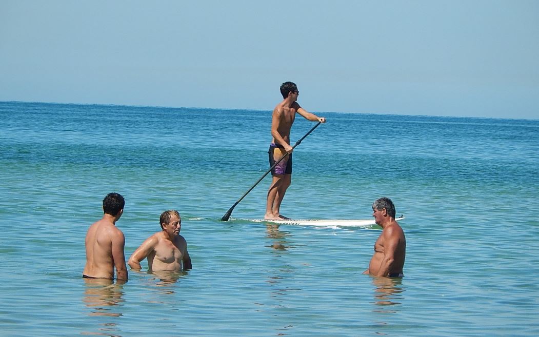 Un homme fait du paddle board sur la mer