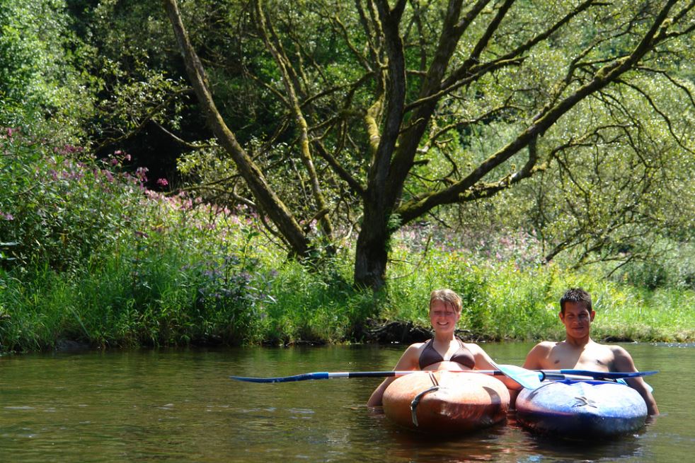 Un couple fait du  canoe Kayak