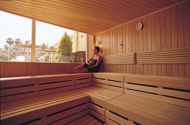 Femme au sauna, un soin qui favorise la purification et la détoxication.
