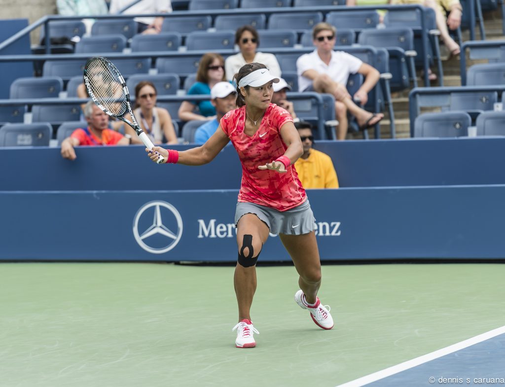 Une femme joue au tennis avec une genouillère suite à une tendinite au genou