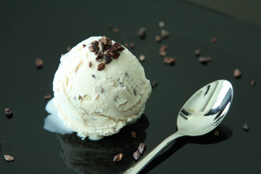Glace vanille en train de fondre, un aliment qui fait prendre du poids
