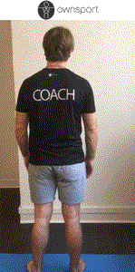Le coach étire le muscle soléaire