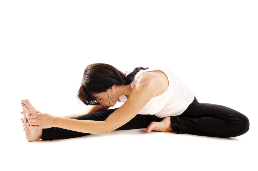 Une femme fait sa routine de Stretching par moment de la journée