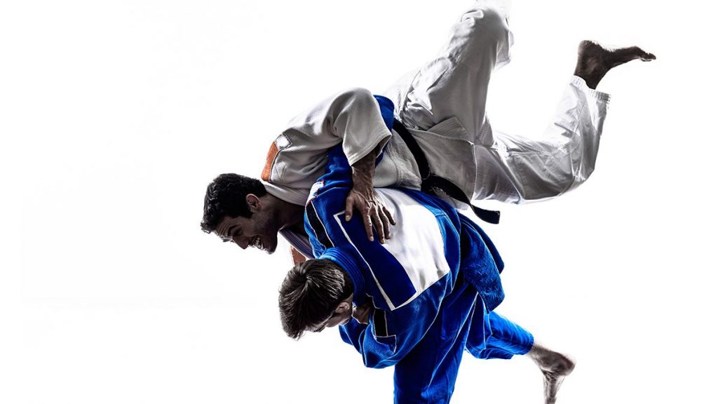 Un homme fait une prise de judo sur un autre homme