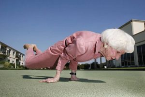 Une senior suit un programme de remise en forme