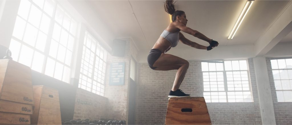 Une femme faisant des box jump