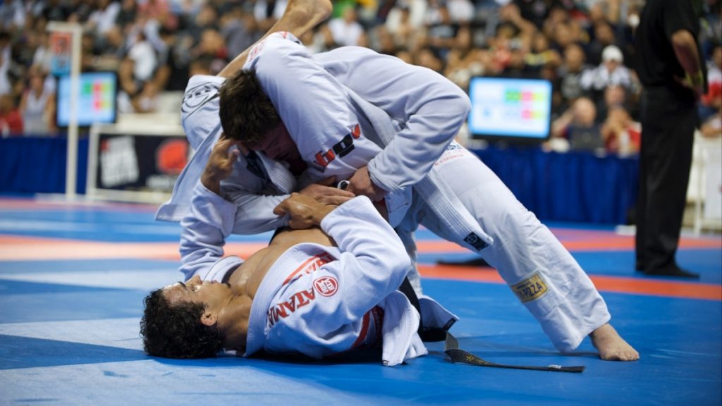 Deux homme pratiquant  le judo