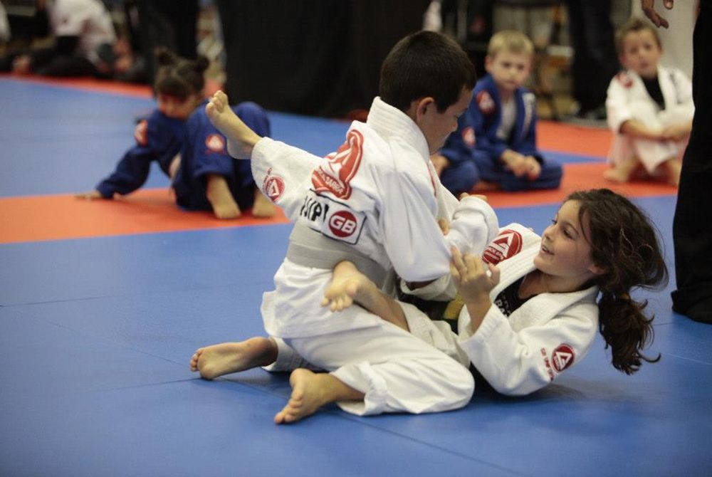 Deux enfants en cours de judo