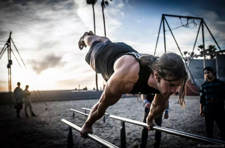 Un homme sur une aire de street workout