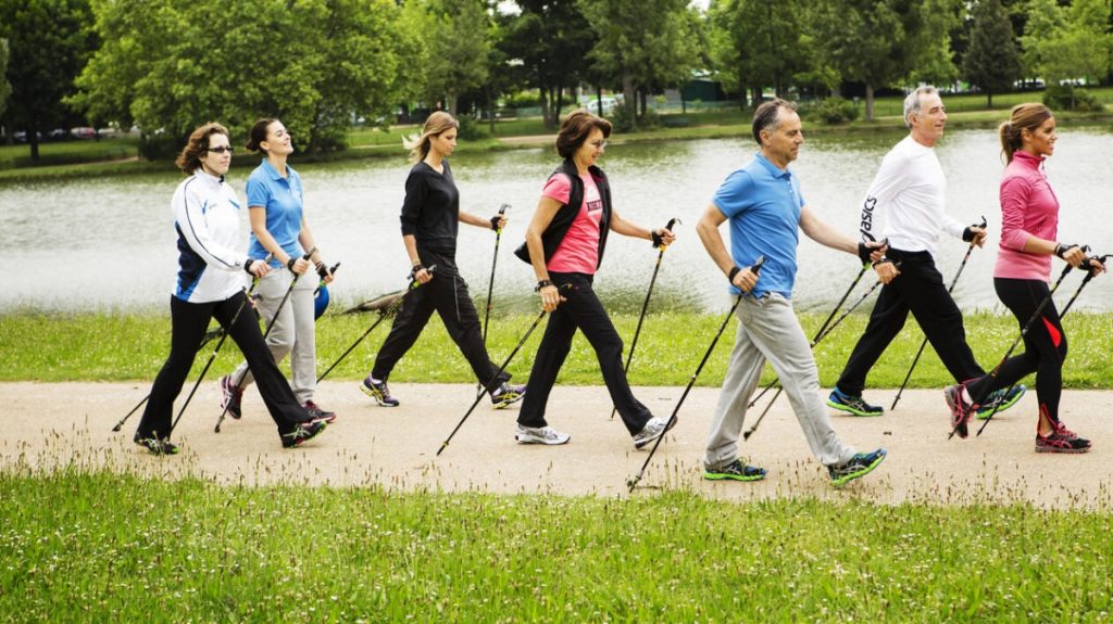marche nordique : une activité physique adaptée au public senior