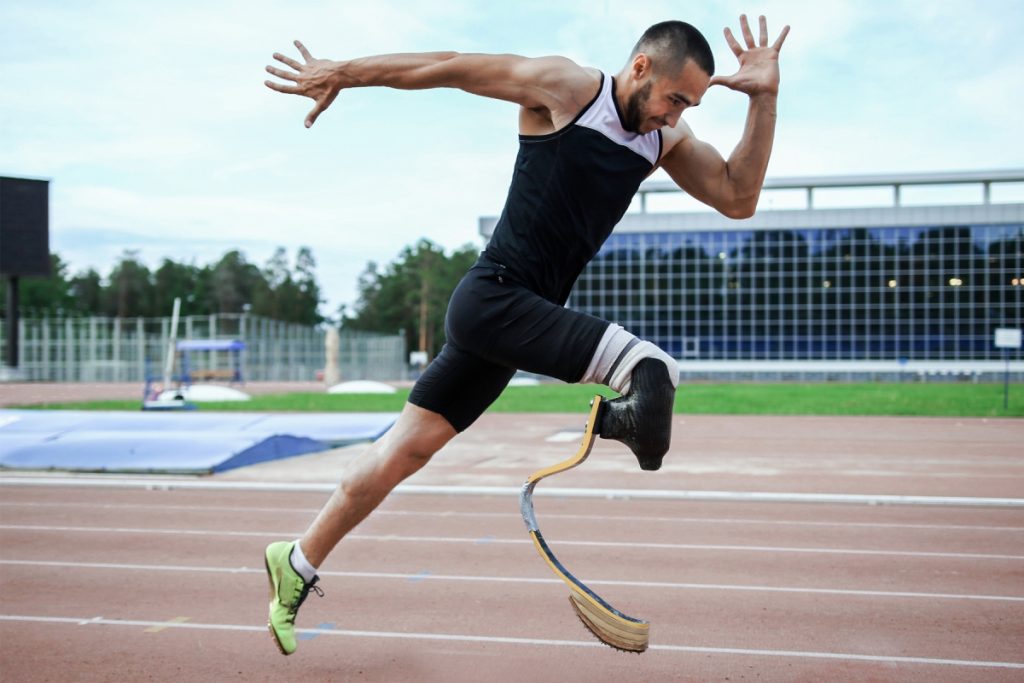 sportif handicapé encadré par un coach titulaire de la Licence Staps Activités physiques adaptées