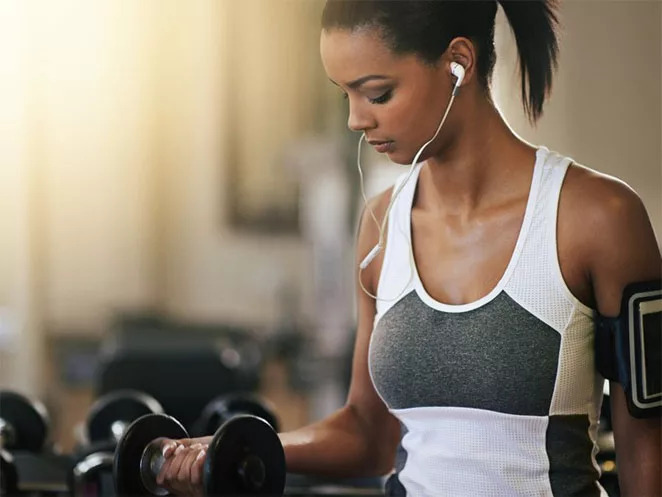 Une femme muscle ses biceps