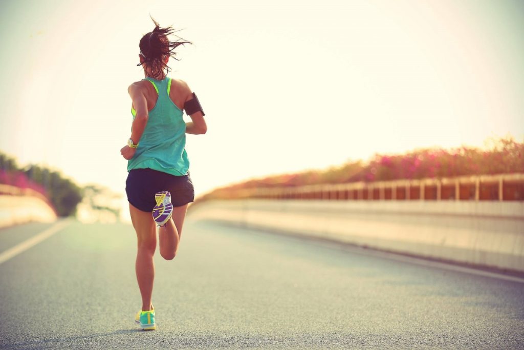 Une femme pratique le running pour gérer son stress