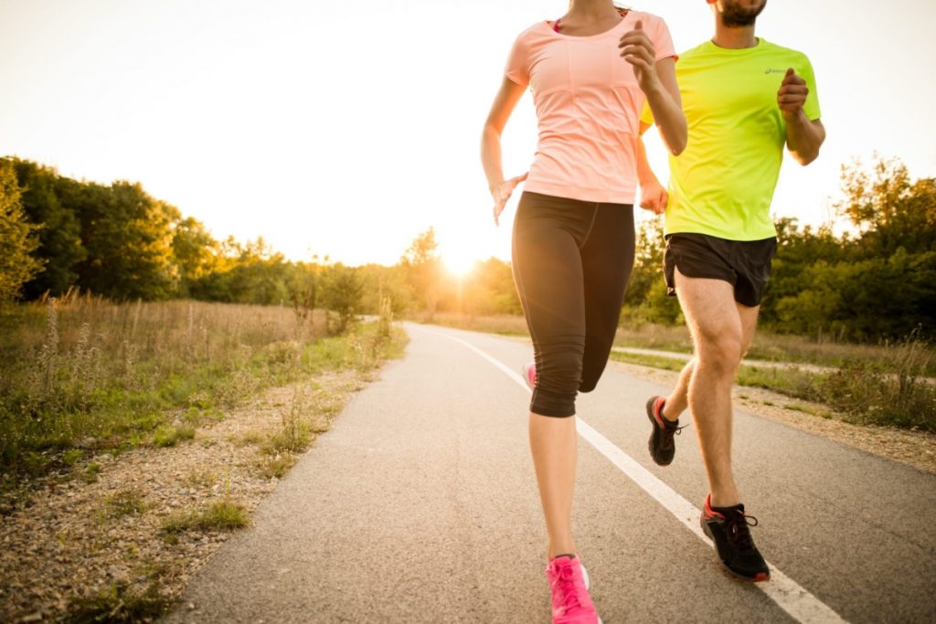 Un couple fait du running pour lutter contre le cancer