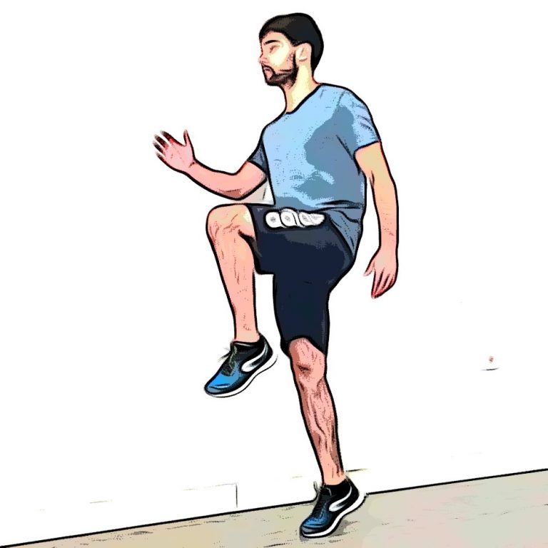 La marche avec genou surélevé pratiquée par un coach sportif