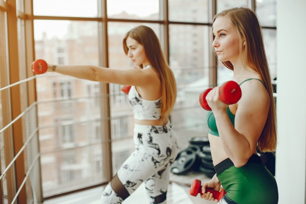 2 femmes faisant du cardio boxing