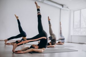 Des femmes pratiquent le pilates en cours collectif
