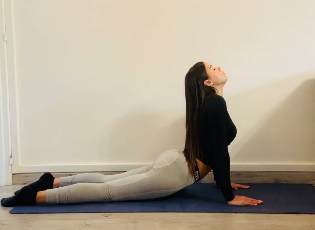 séance de yoga pour le dos avec la posture du cobra