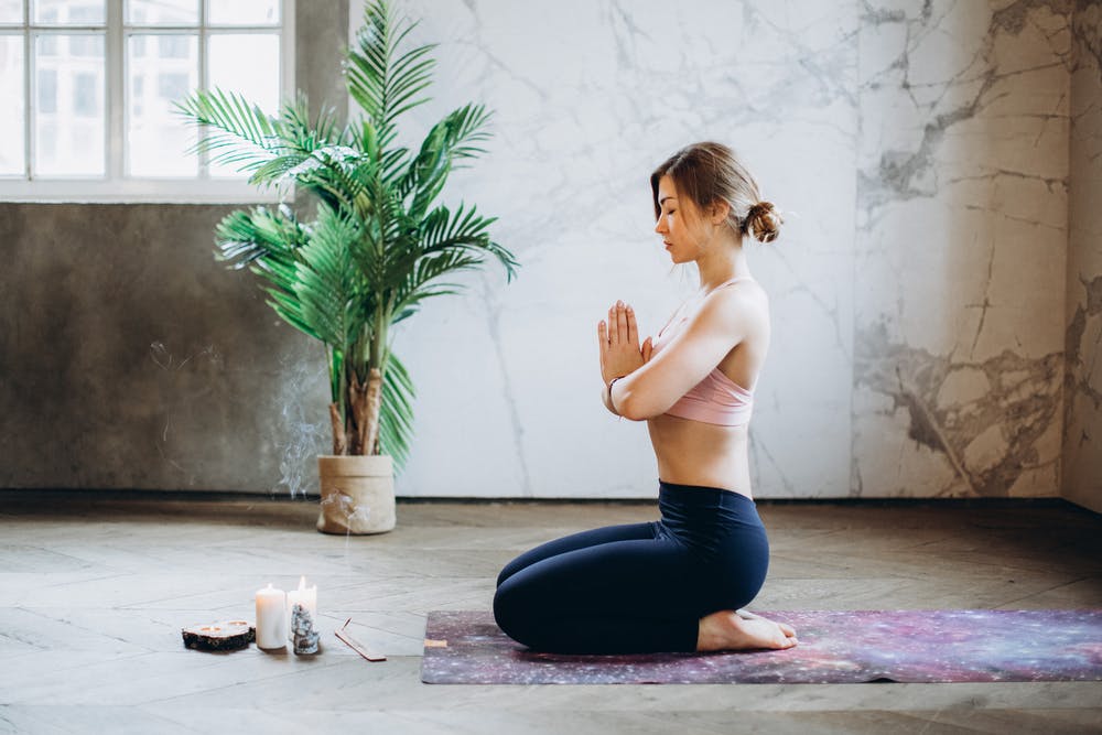 une femme réalisant une séance de yoga pour se détendre 