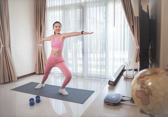 femme faisant de la gym à domicile : exercice de yoga