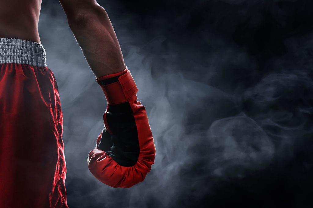 Un gant de boxe porté par un boxeur.