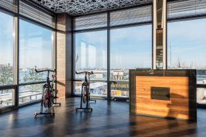 Une homegym dans un building avec deux vélos d'intérieur.