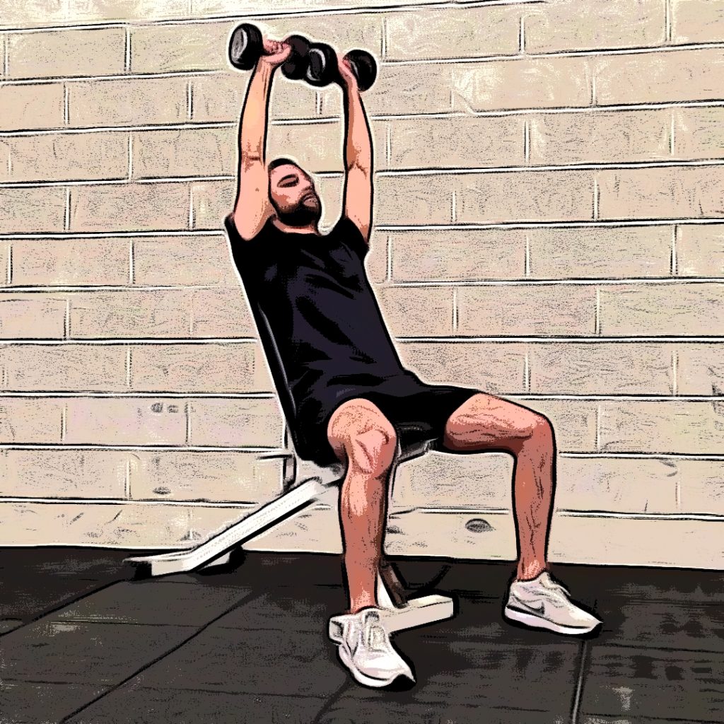 Le coach en tenue de sport lève les haltères en tendant les bras au-dessus de sa tête.