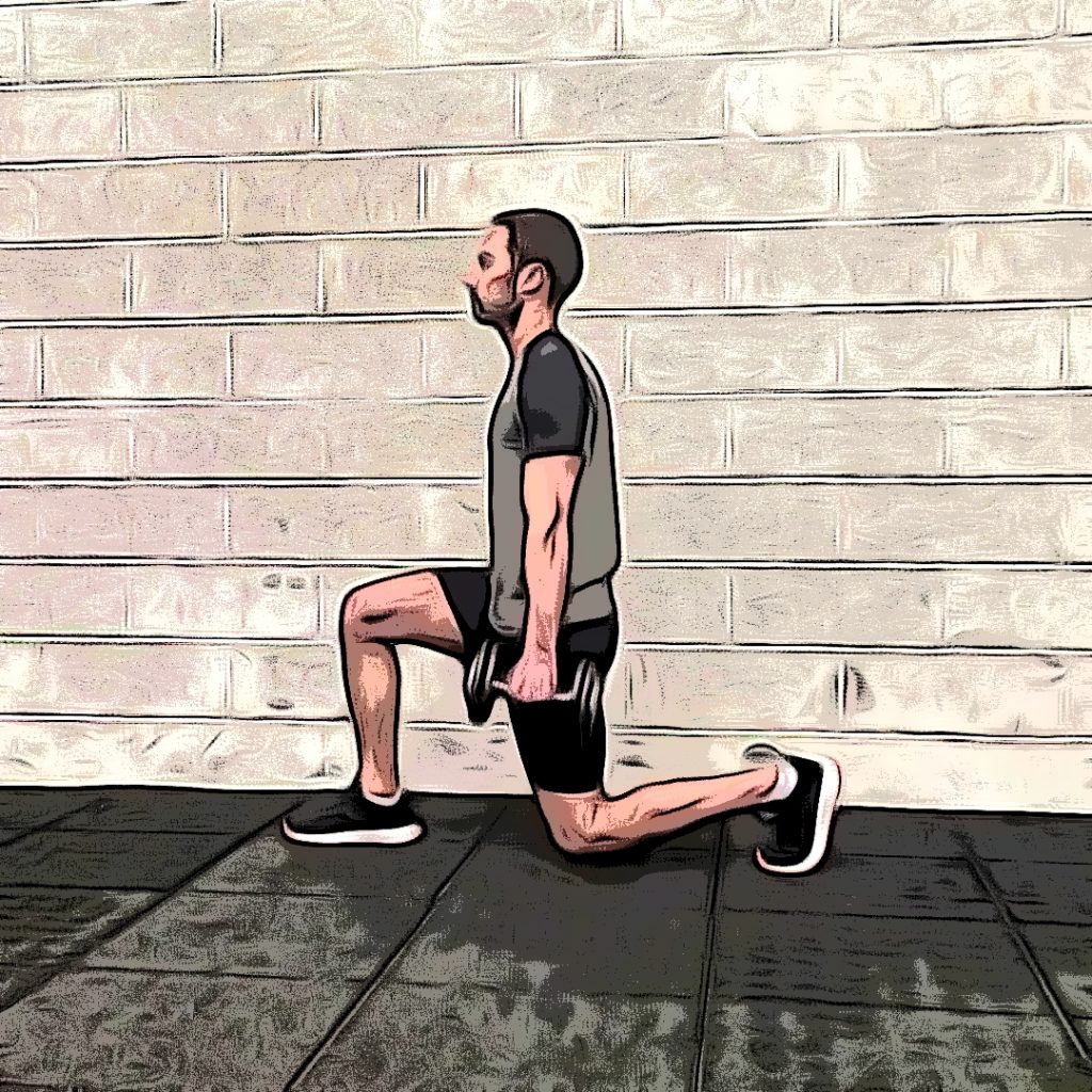 Un coach sportif en tenue de sport et muni de deux haltères réalise la fente arrière lestée.