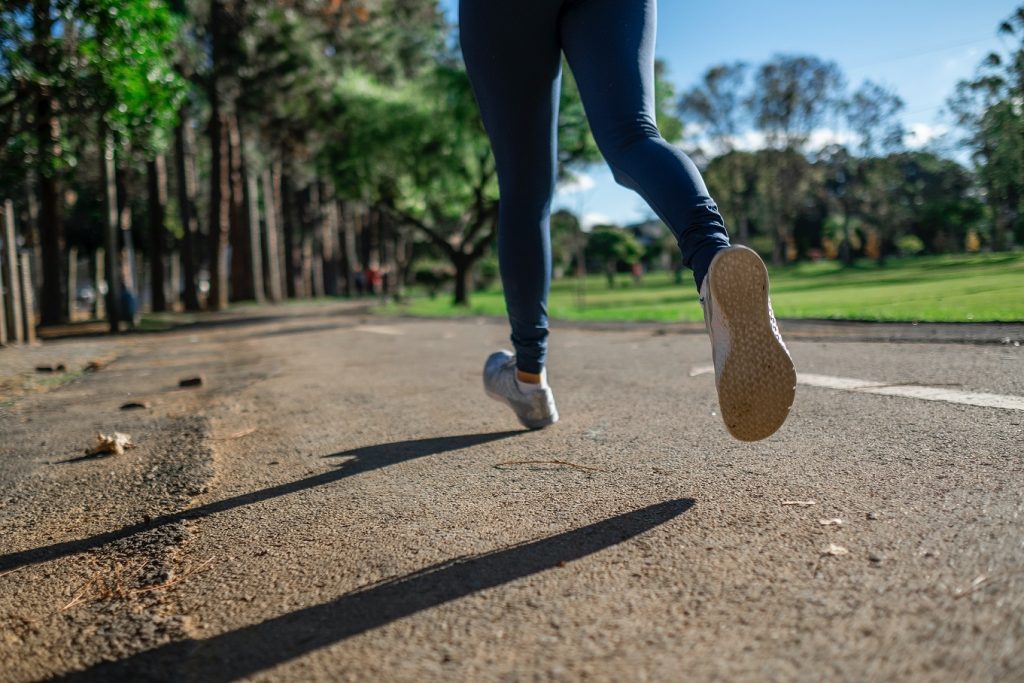 Plan sur les jambes d'une coureuse en pleine séance de running.