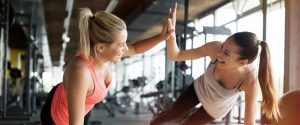 Une coach encourage une sportive pour qu'elle soit motivée.