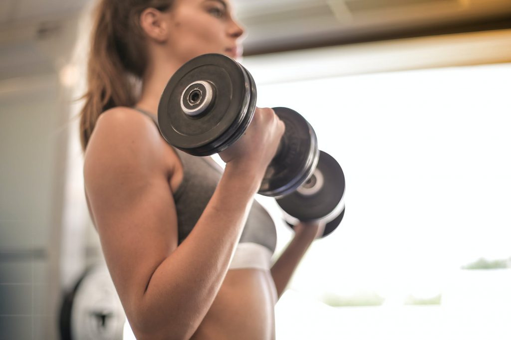 Une Femme Utilisant Des Haltères De Fitness Pour Faire De L