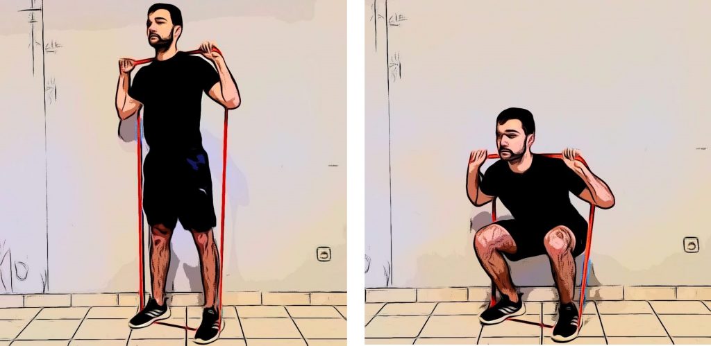Un autre coach sportif fait une démonstration du squat, cette fois en mettant une bande élastique autour de ses épaules et sous ses pieds !