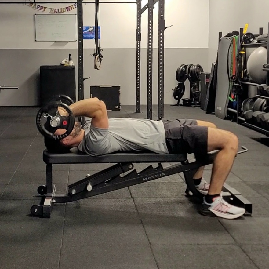 Triceps extension couché à la barre : flexion des coudes