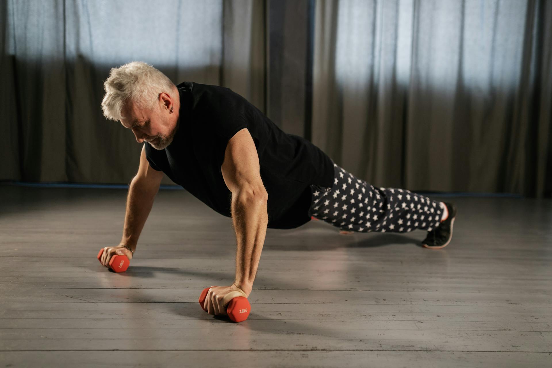 Un homme de plus de 50 ans s'entraine à la planche.