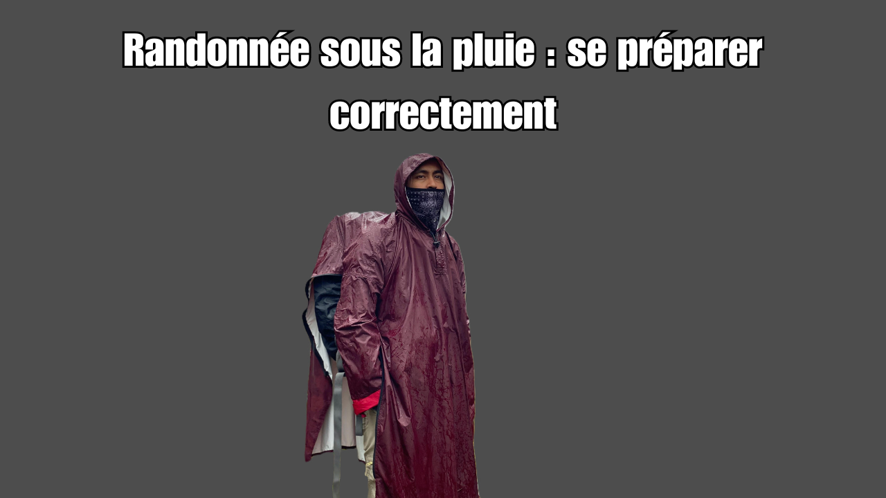 Un randonneur sous la pluie avec son paquetage et un manteau imperméable.