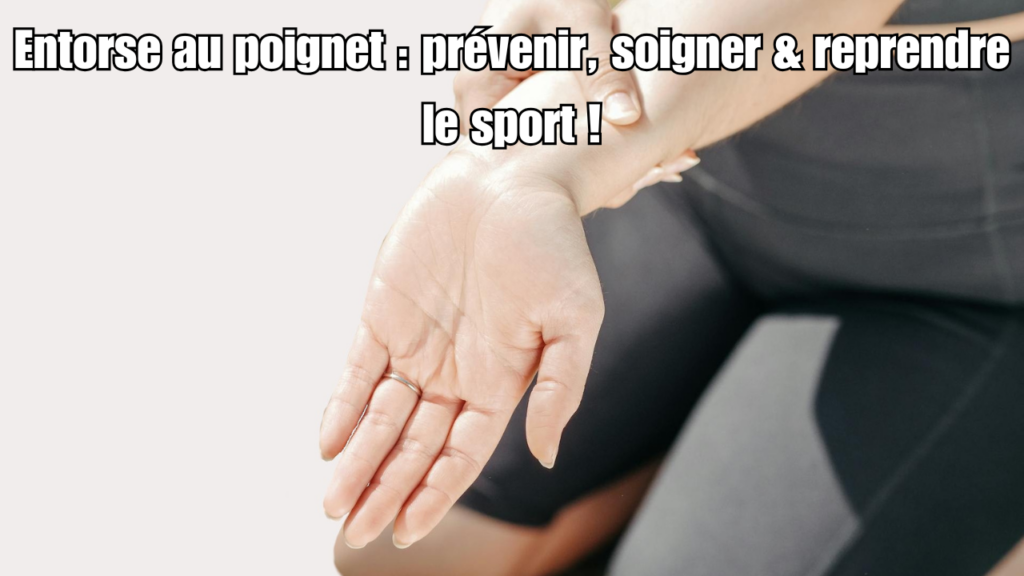 Une femme en tenue de sport se tient le poignet.
