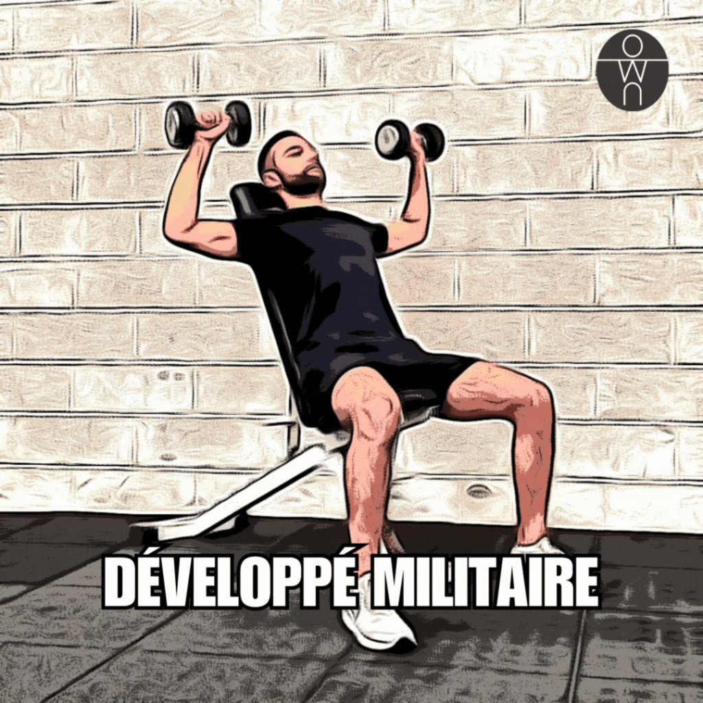 Notre coach sportif assis sur un banc de musculation réalise le développé militaire avec une paire d'haltères.