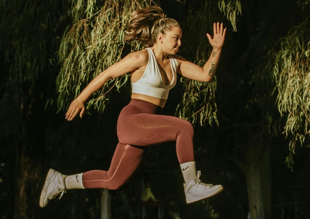 La technique de la foulée bondissante montrée par une femme en tenue sportive.