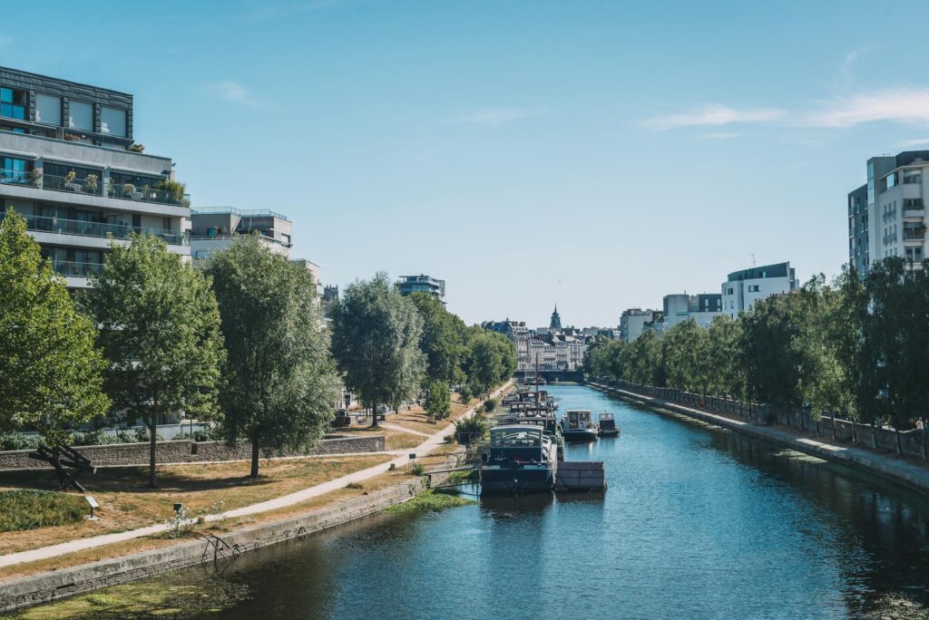 Photographie des quais de la Vilaine à Rennes.
