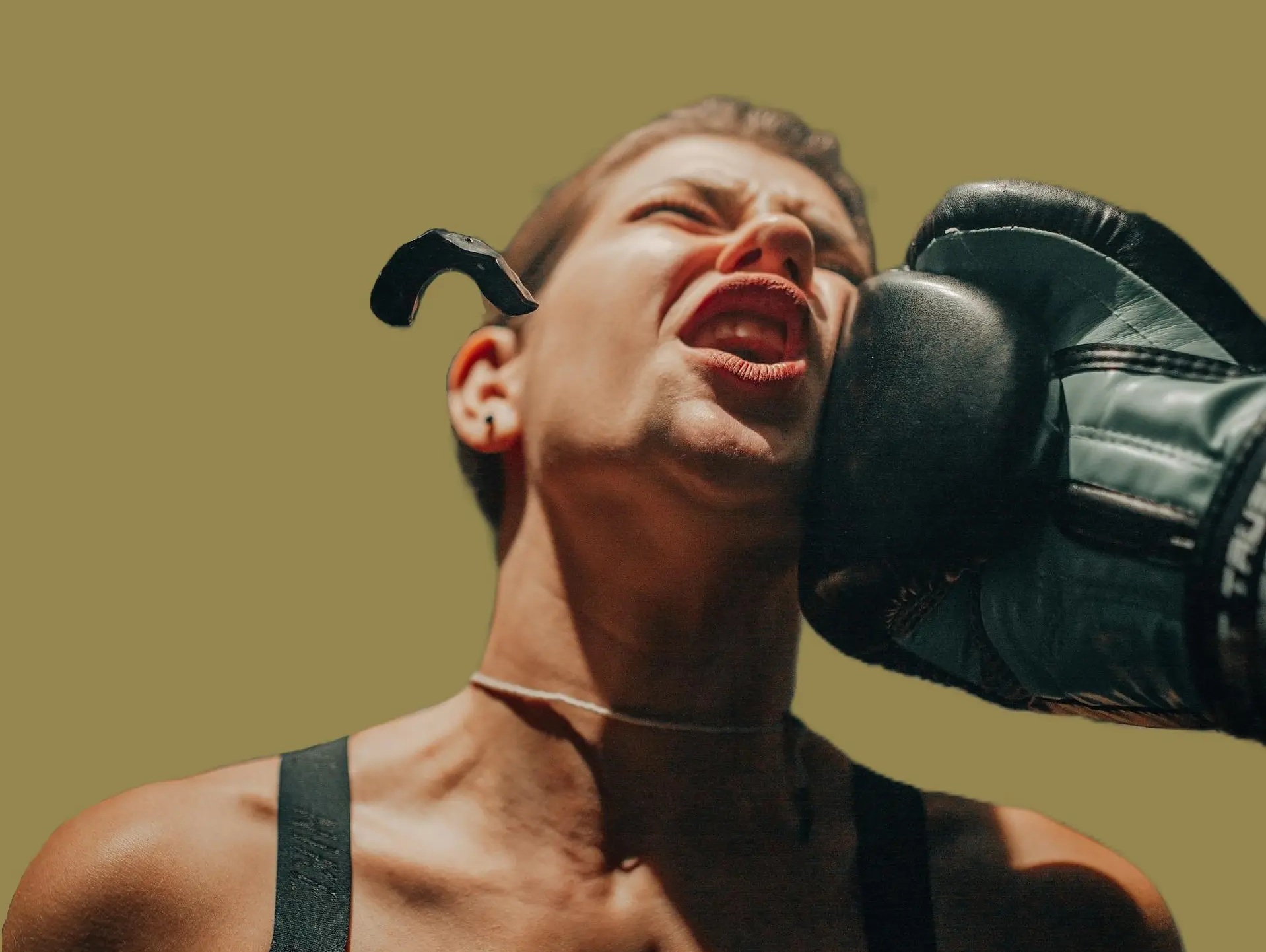 Illustration des blessures à la boxe, une personne se prend un coup de gant de boxe au visage.