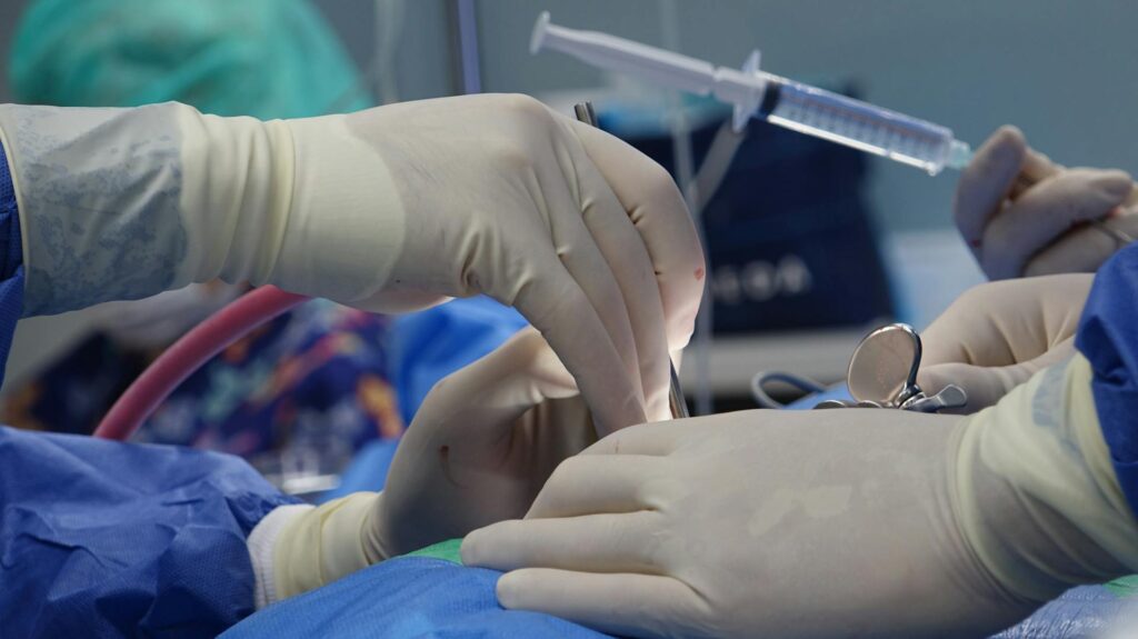 Des chirurgiens procèdent à une opération.