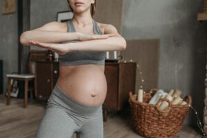 Une femme enceinte pratique du sport avec une hernie due à la grossesse