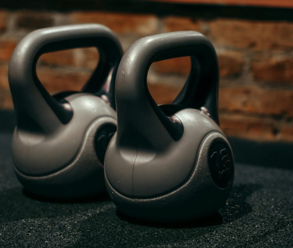 Deux kettlebells de 12kg posées au sol.