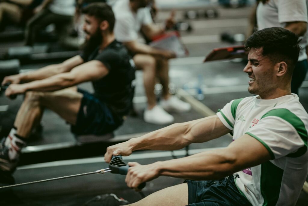 Deux participants d'un concours d'Hyrox sur la station rowing.