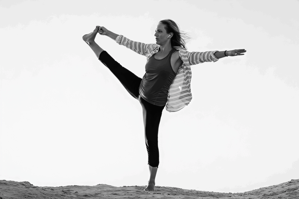 Une femme exécute Utthita hasta padangusthasana en plein air, sur la côte.