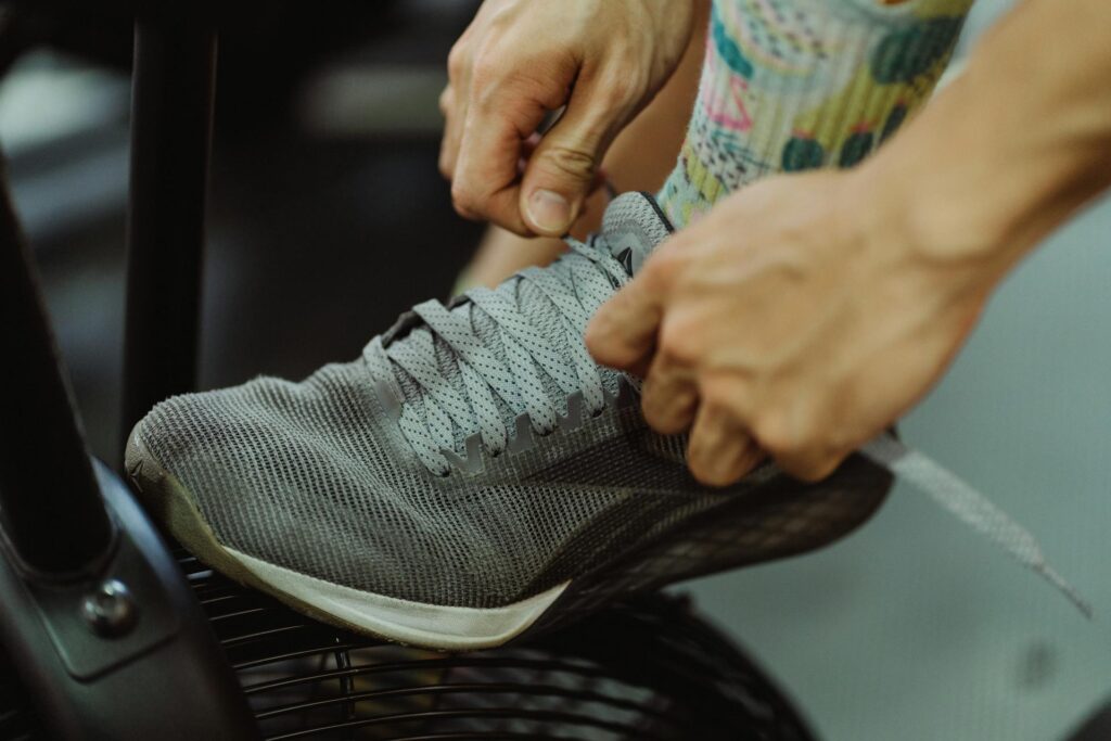 Un sportif lasse sa chaussure de sport.